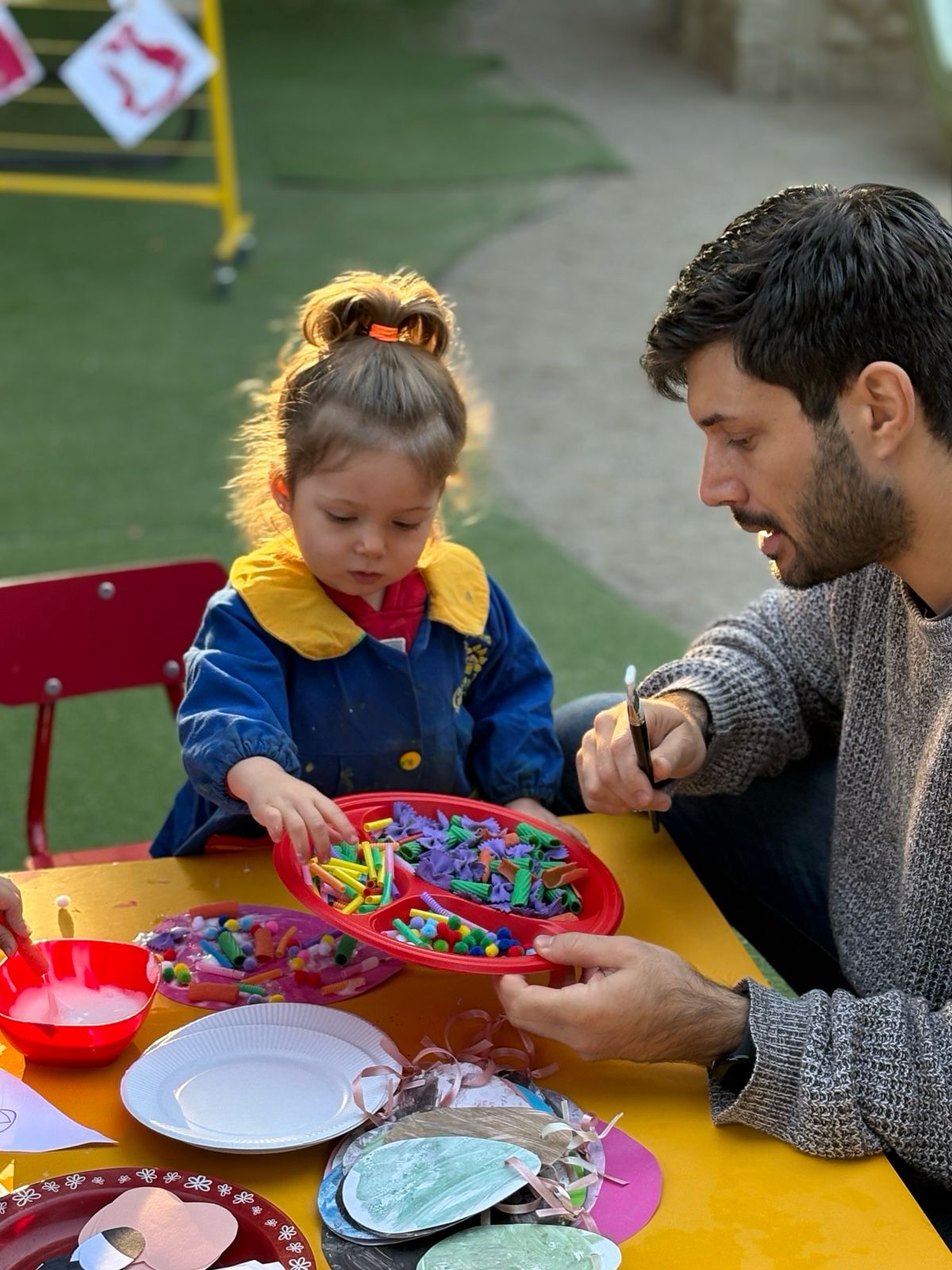 Papá e hija haciendo arte juntos