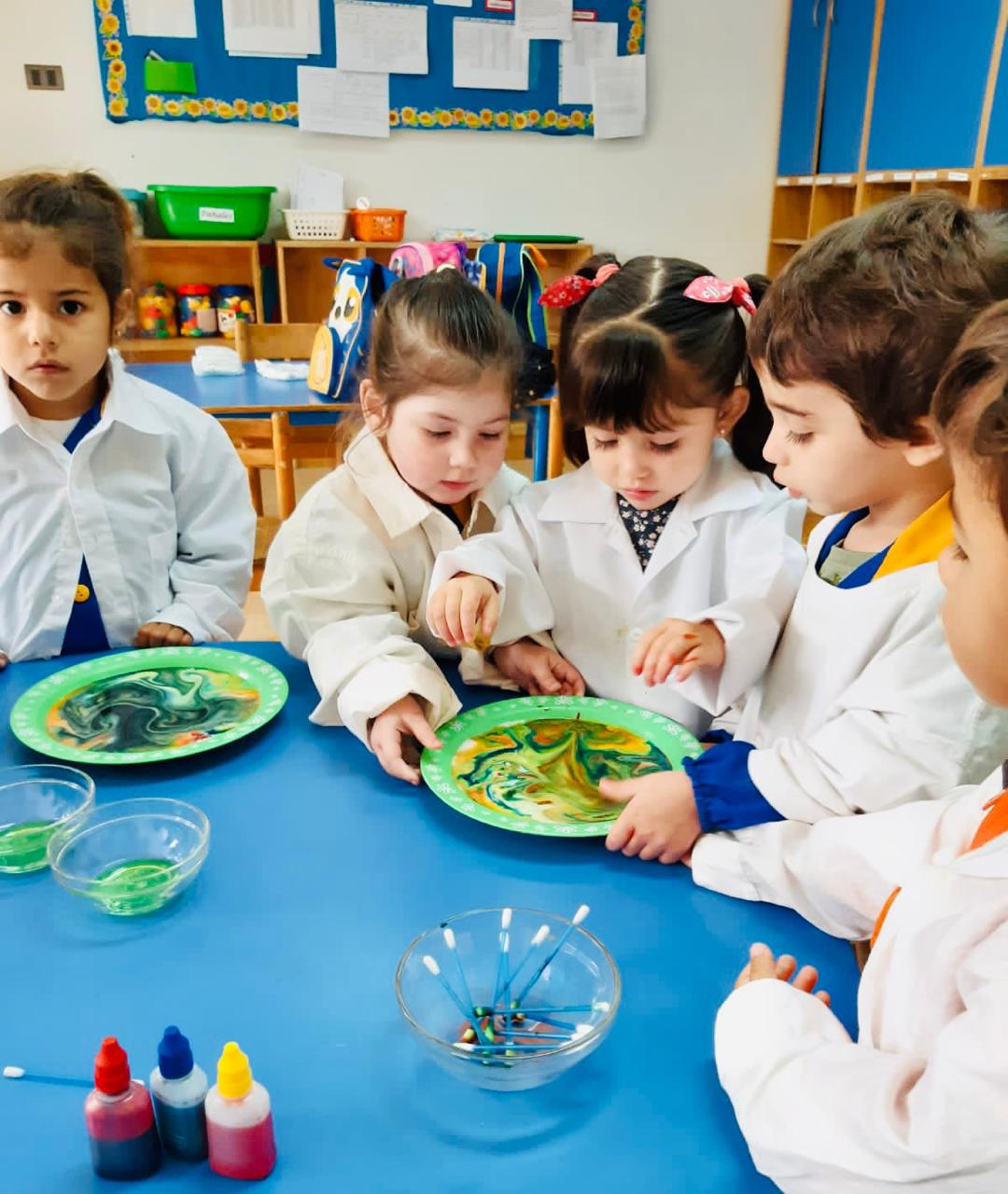 Niñas pintando con técnica de mármol