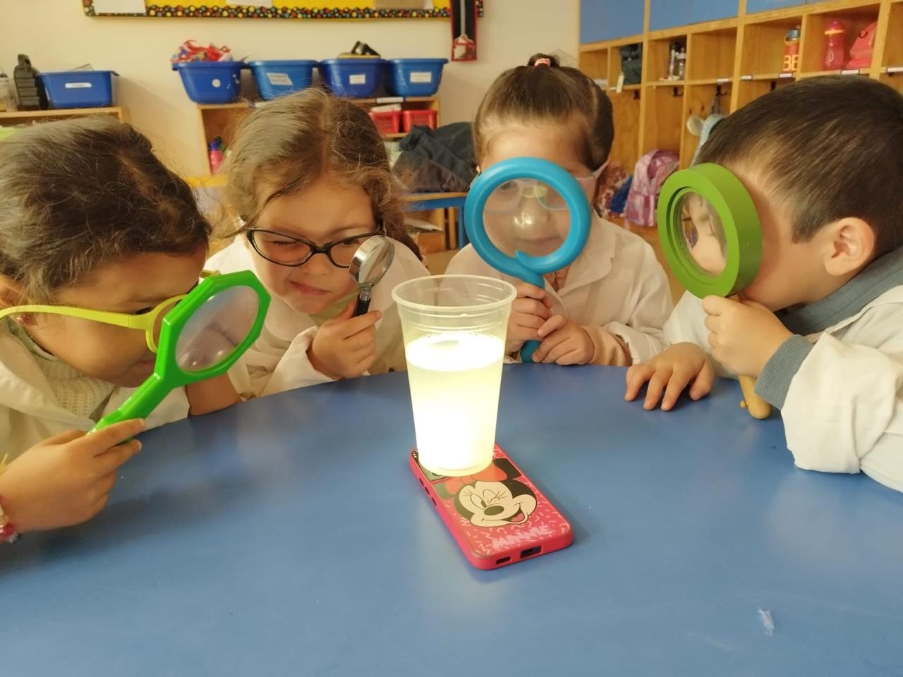 Niños con lupas