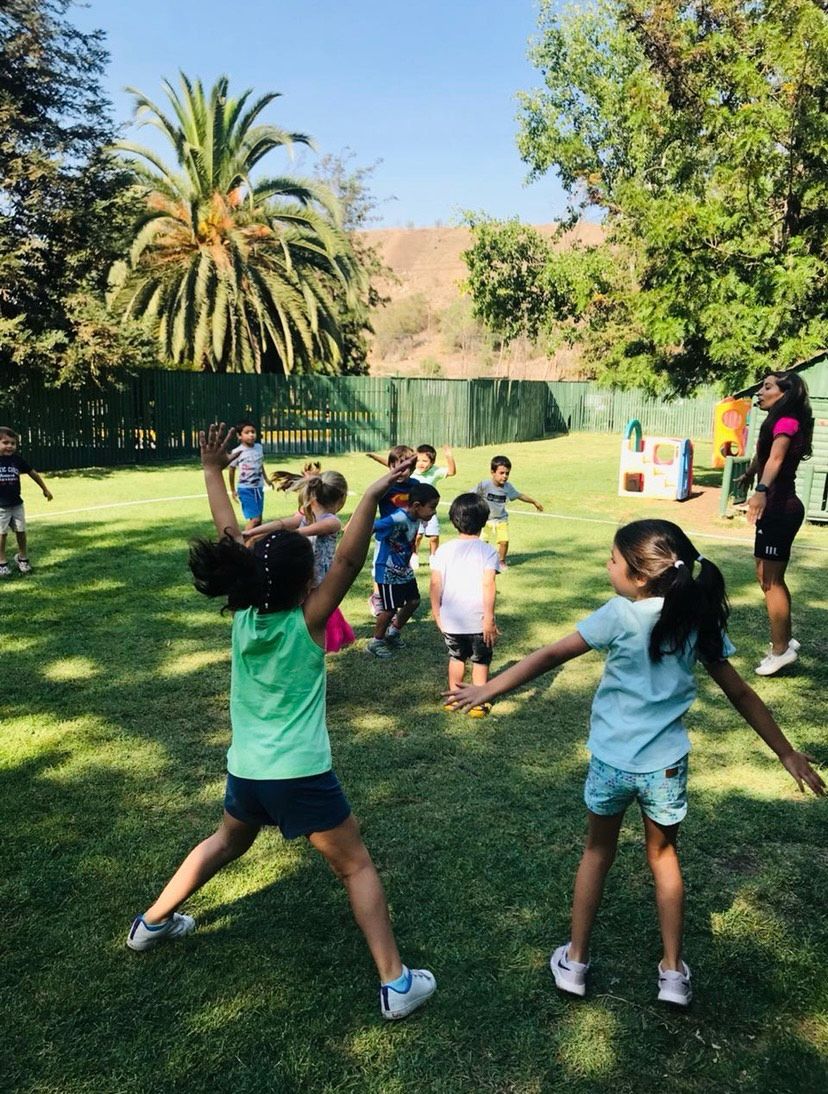 Niños jugando al aire libre
