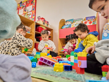 Niños construyendo con Lego