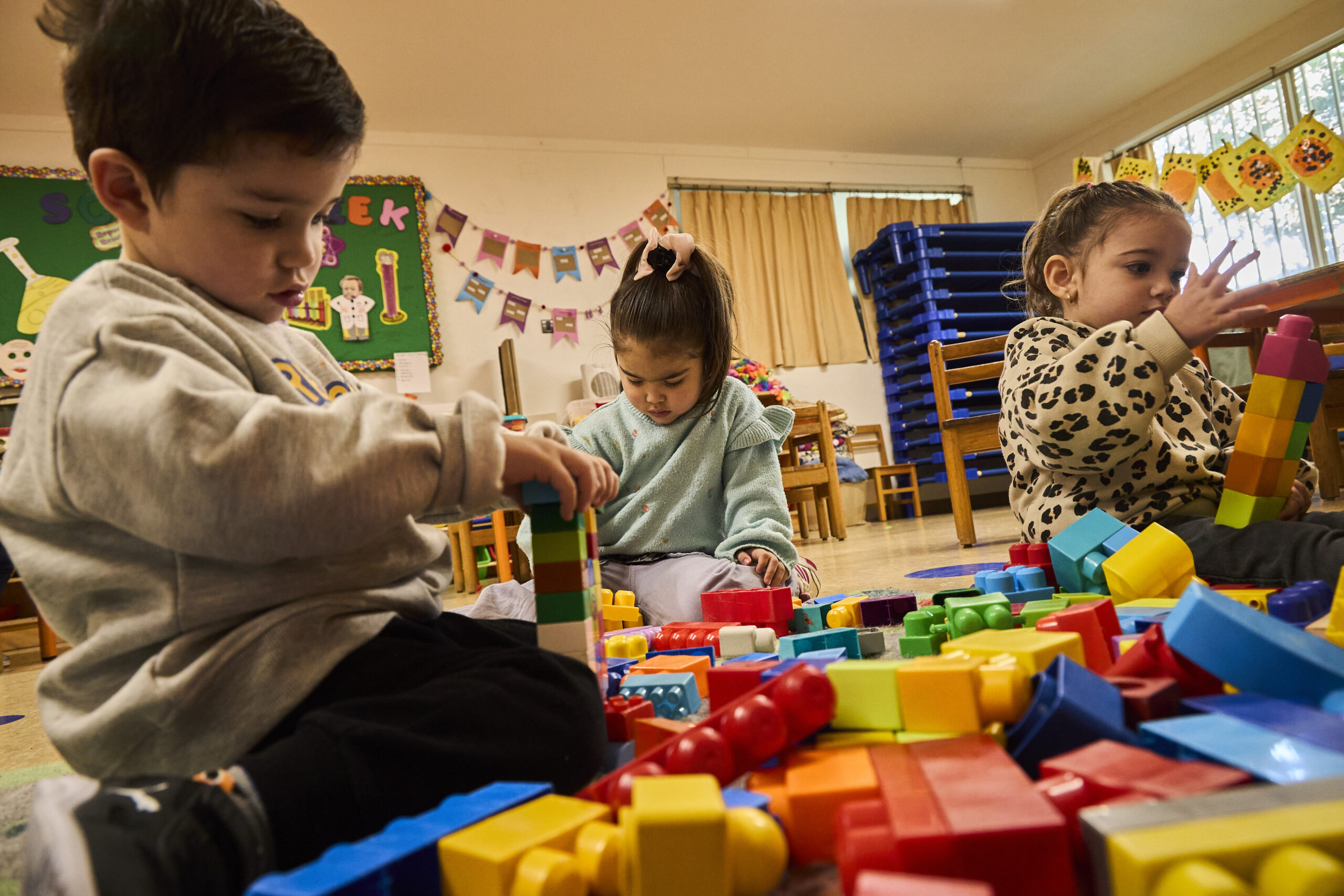Niños jugando con bloques