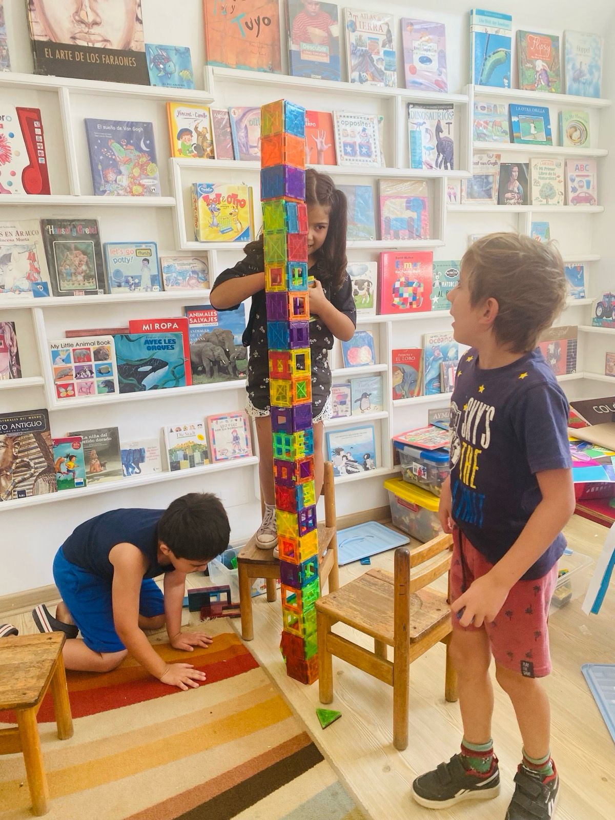 Niños construyendo torre con bloques magnéticos