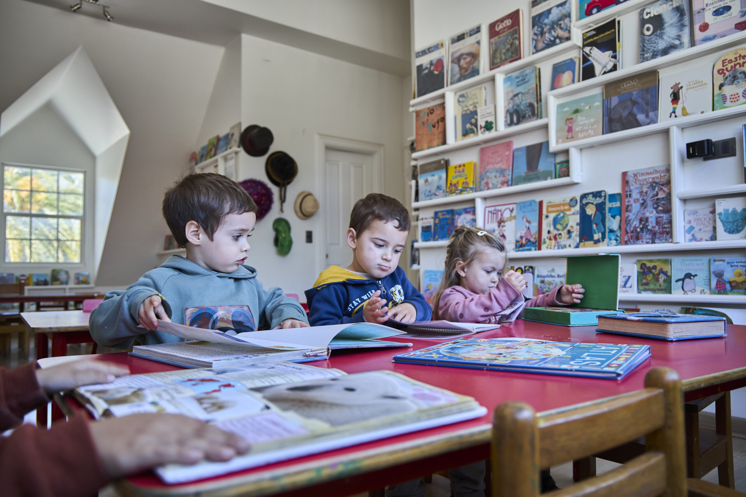 Niños leyendo en la biblioteca