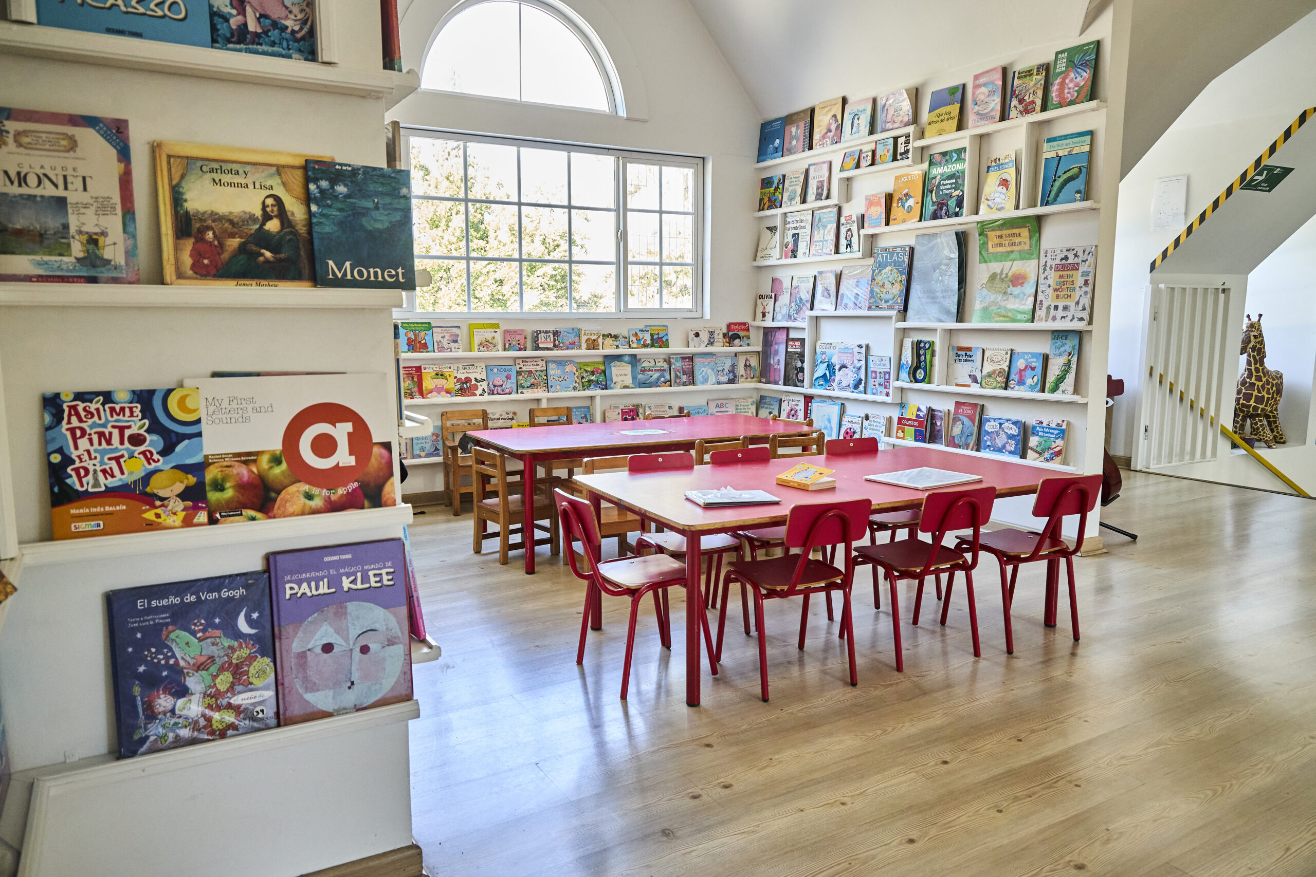 Biblioteca con libros