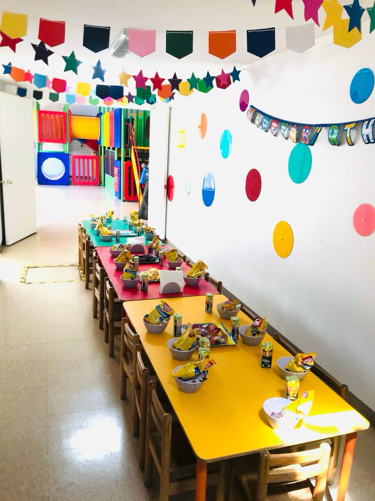 Pasillo de cumpleaños con golosinas y guirnaldas