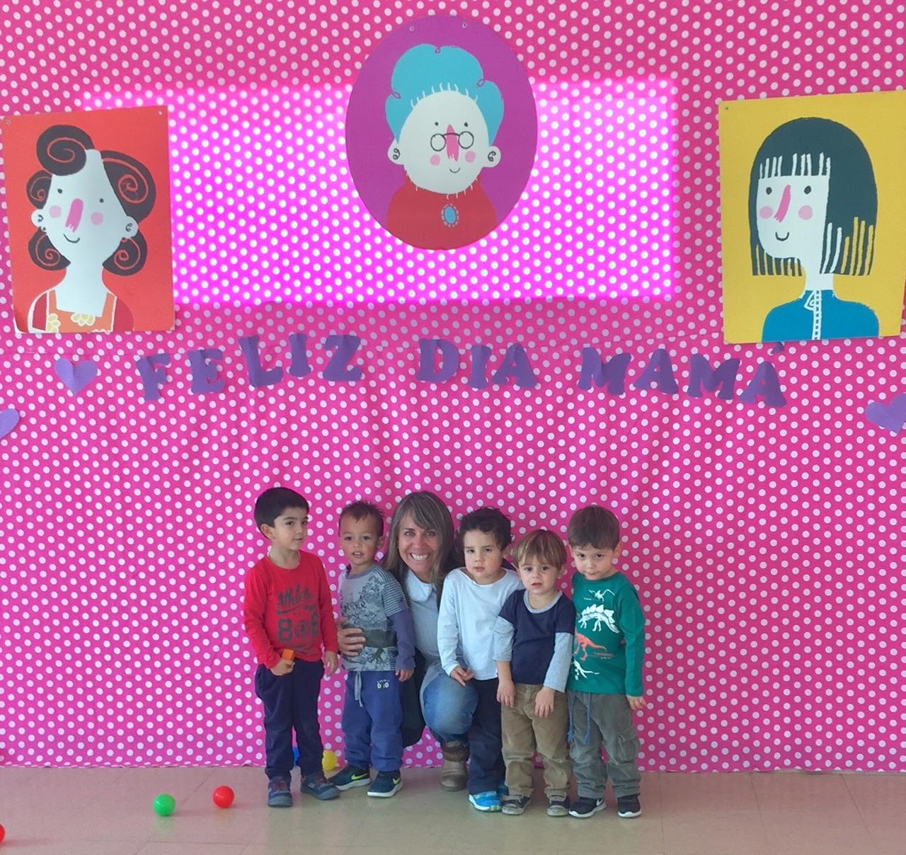 Celebración del Día de la Mamá con los niños y su miss