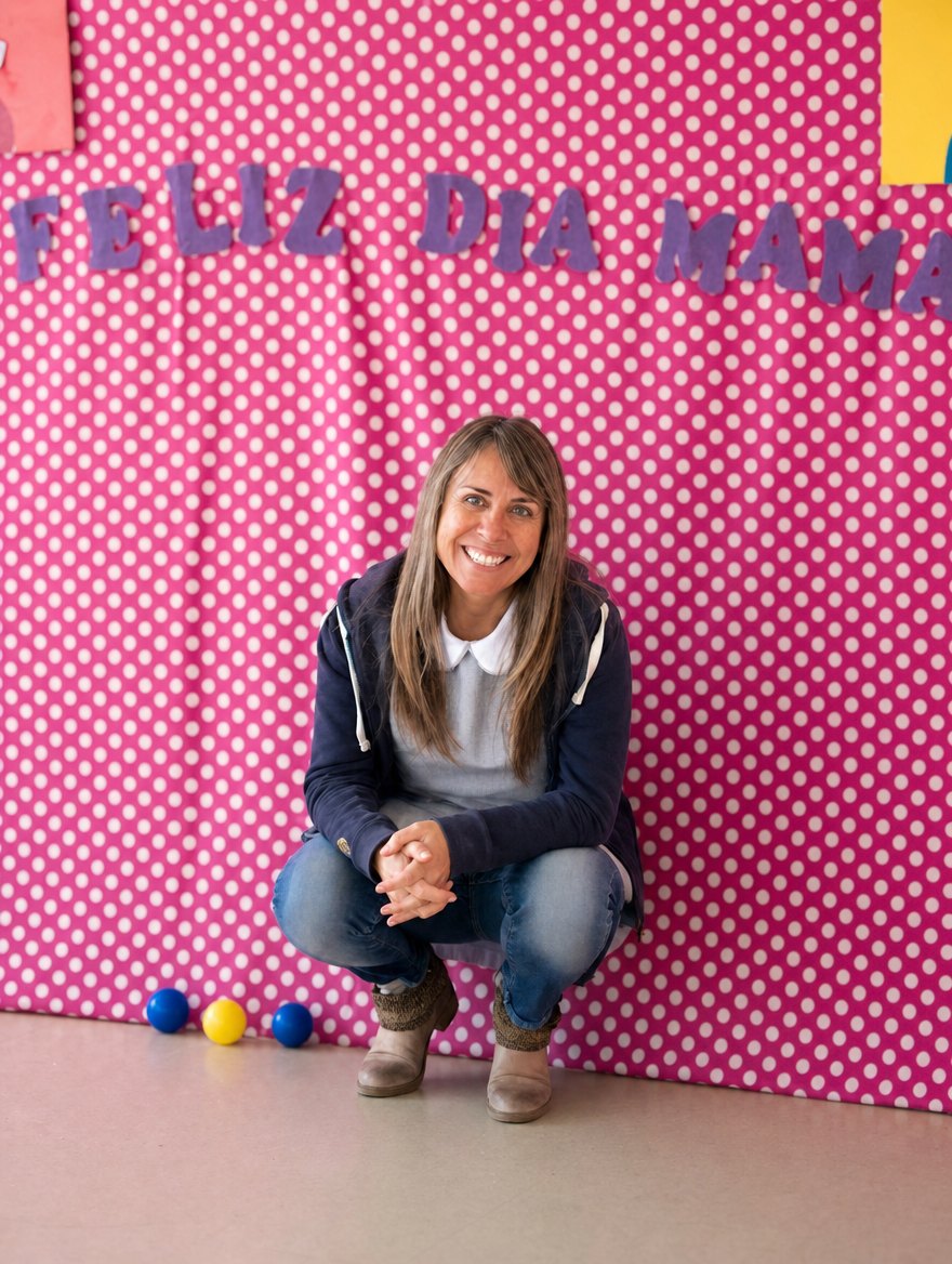 Miss frente al telón decorado del Día de la Mamá