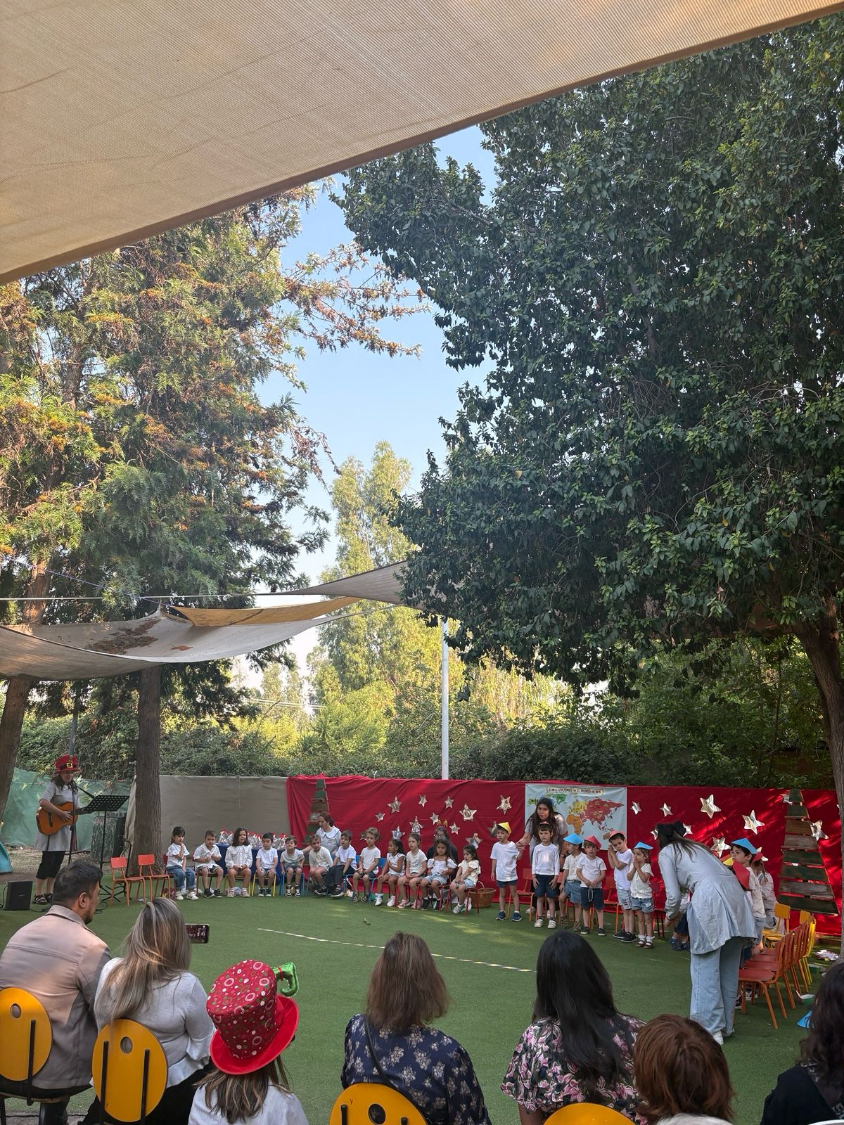 Show familiar al aire libre con toldo