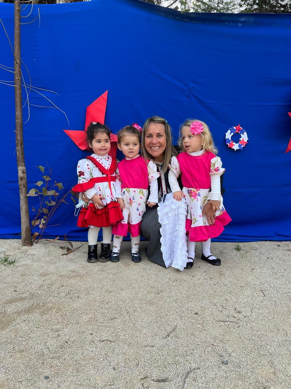 Niñas con trajes de cueca en Fiestas Patrias junto a su miss