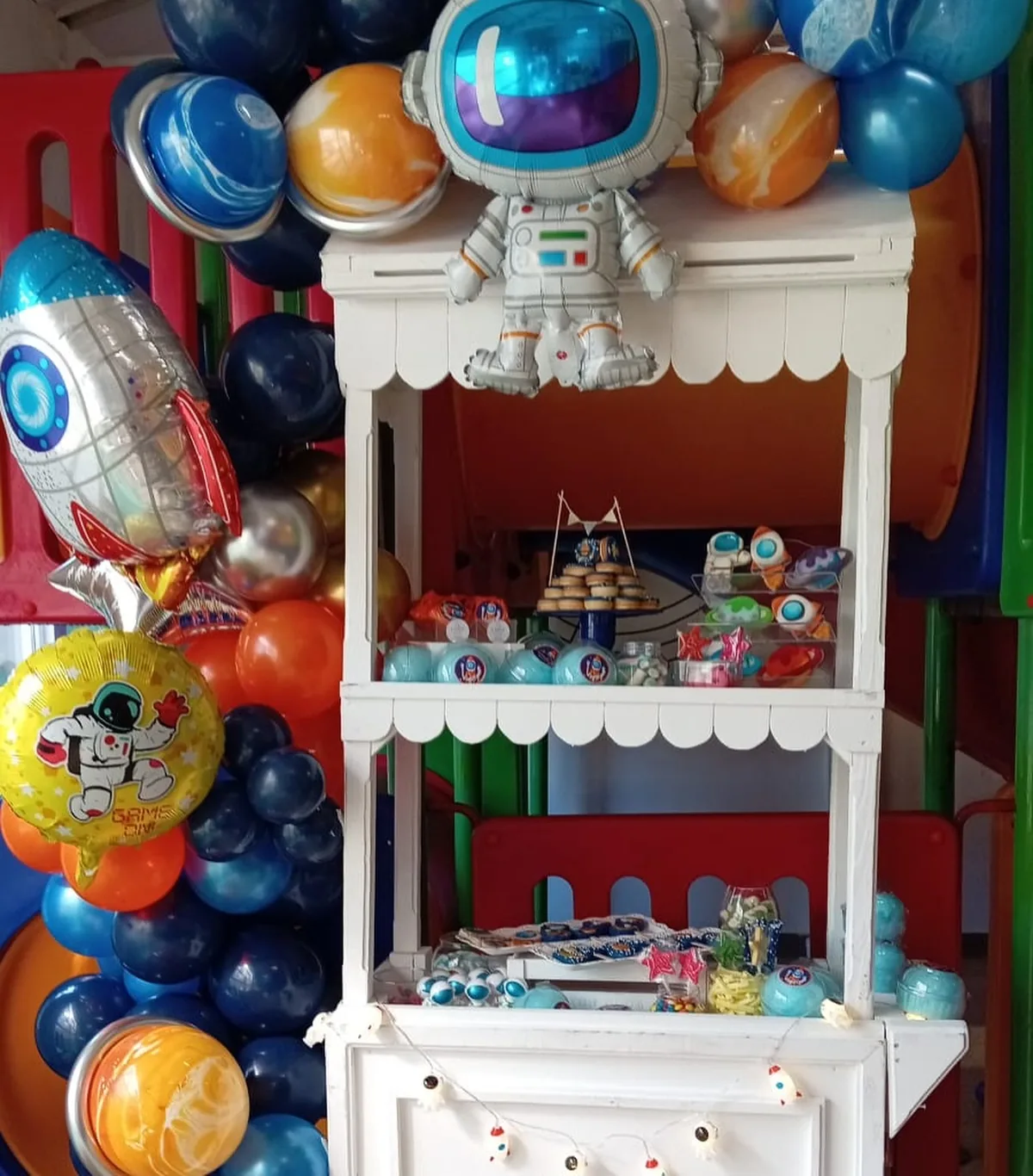 Carrito de dulces con decoración espacial en un cumpleaños en GirasolesPark