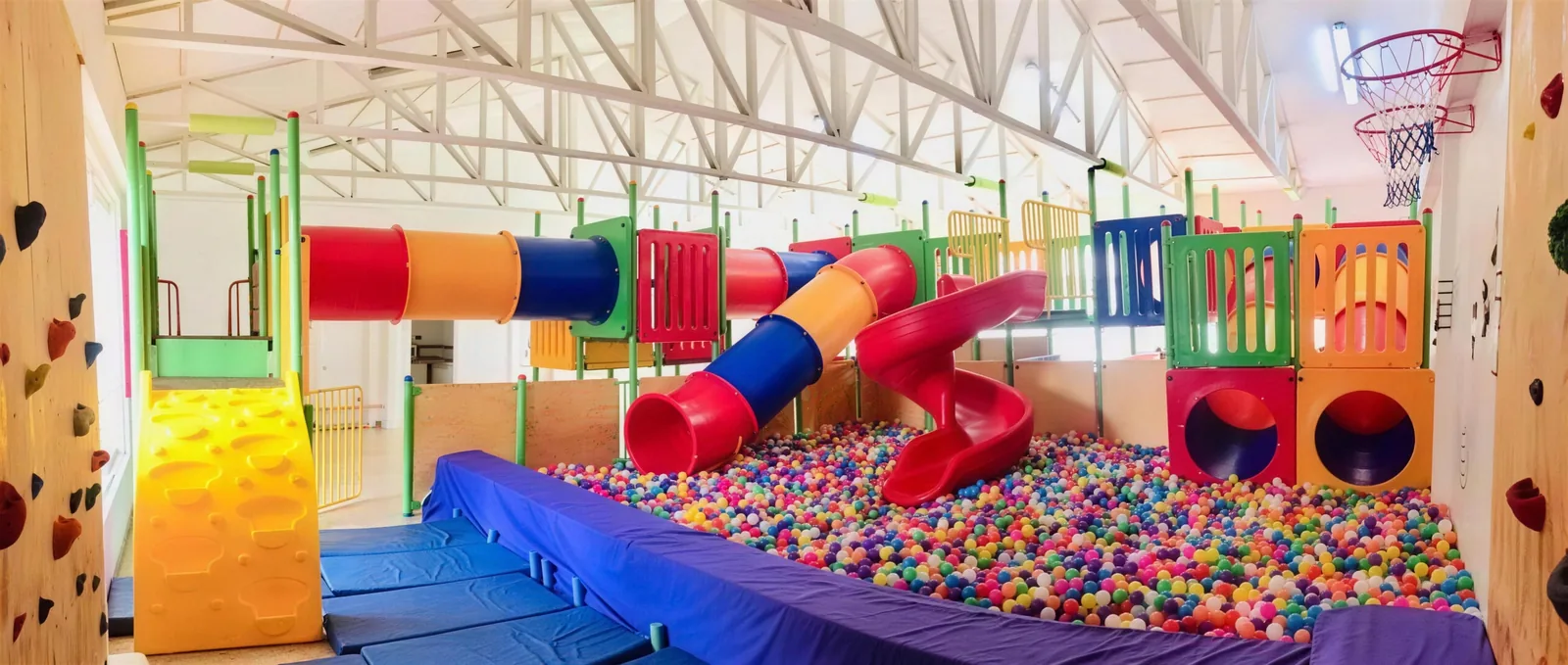 Gimnasio techado de GirasolesPark con toboganes, piscina de pelotas y muro de escalada