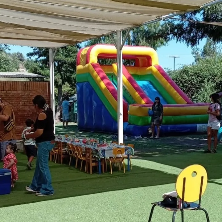 Juego inflable y mesas bajo toldo en el patio de GirasolesPark