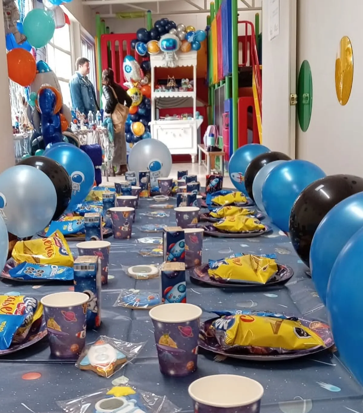 Mesa de cumpleaños con decoración temática en el salón de GirasolesPark