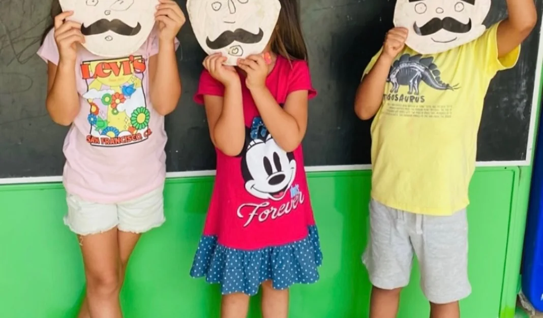 Niños mostrando las máscaras que hicieron en Summer Girasoles