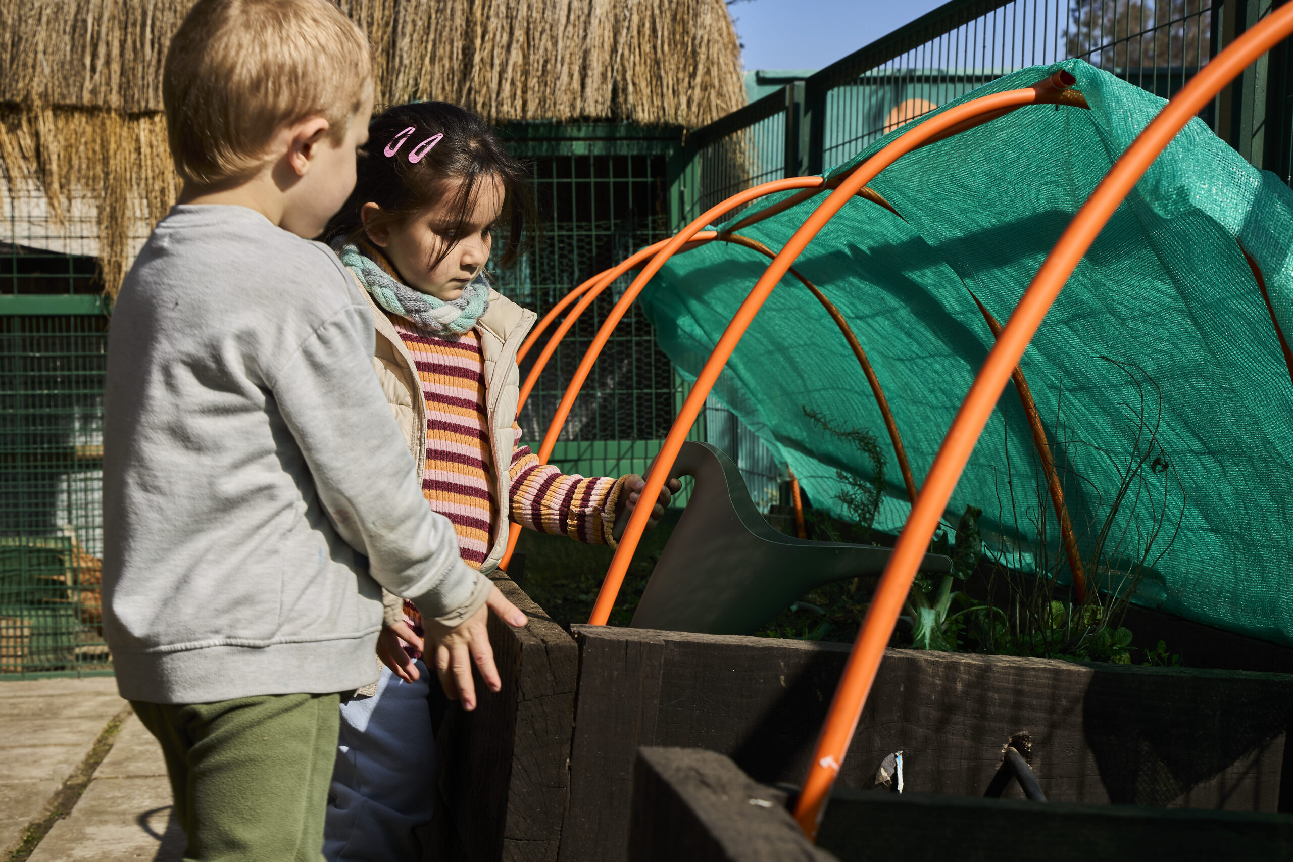 Niños explorando el huerto