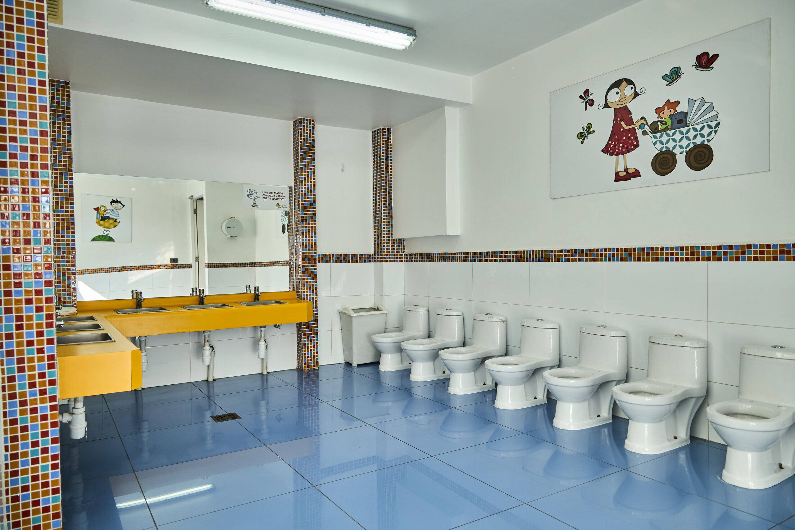 Baños de niños con mosaicos
