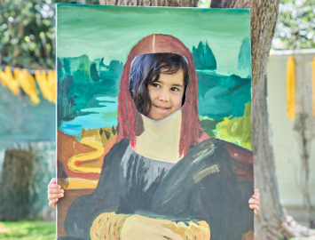 Niña con réplica de Mona Lisa