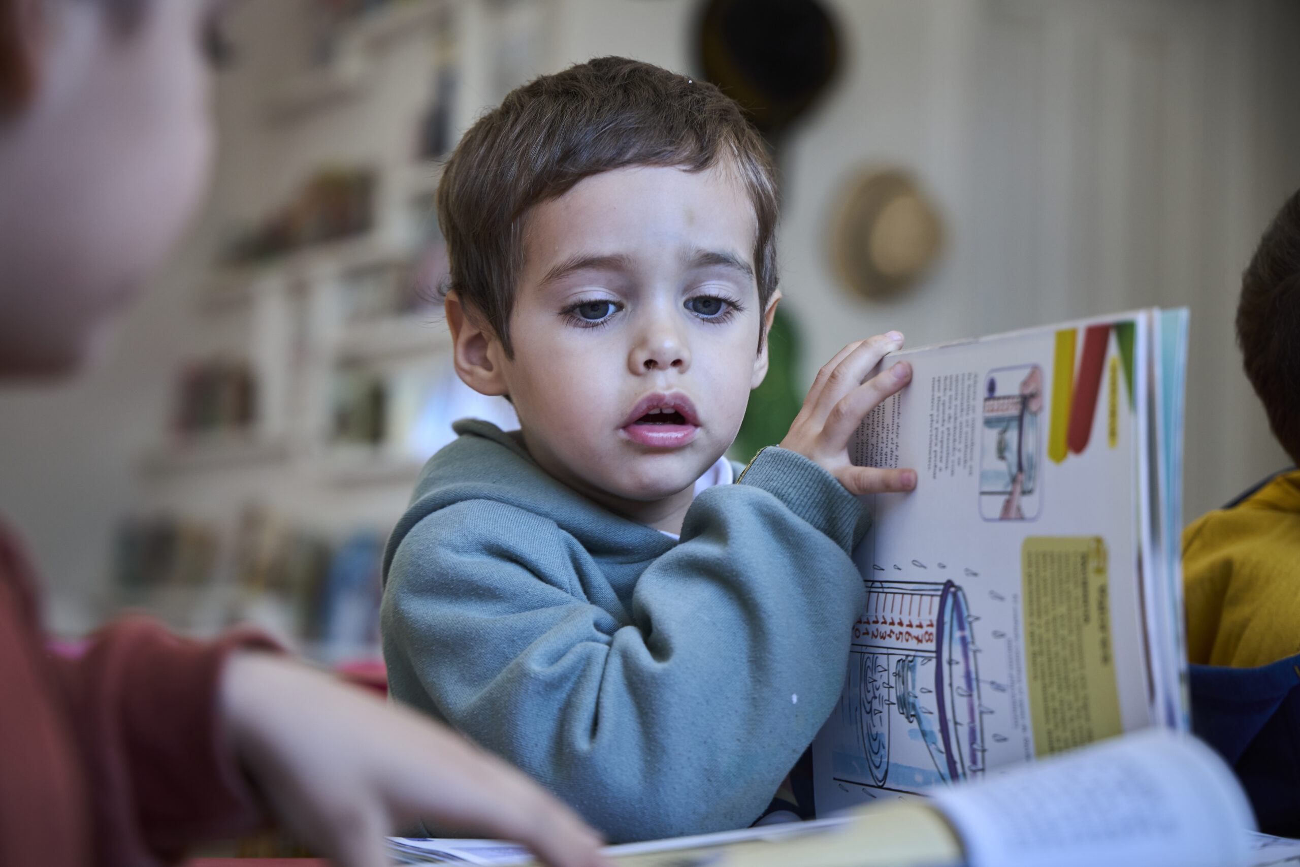 Niño leyendo en cercano