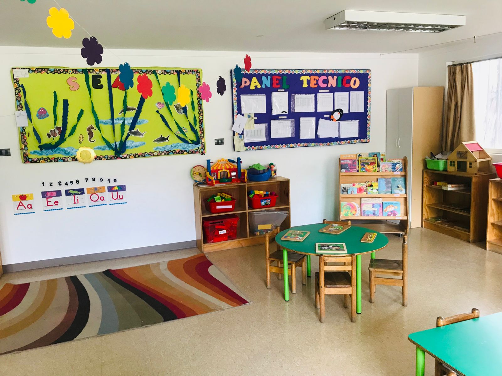 Sala de clases con paneles temáticos del mar